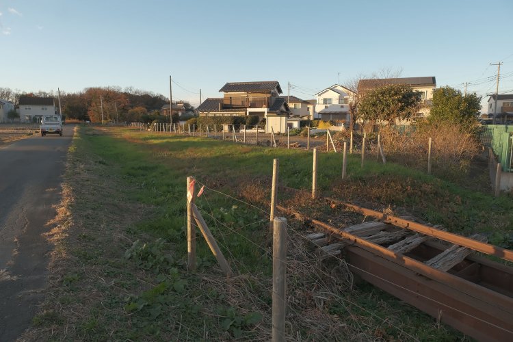 小橋梁の枕木は朽ちてしまっていた。申し訳ない程度の柵がしてある。