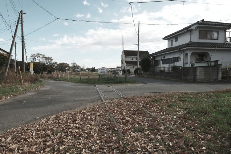 何気ない小道の三叉路の中心部に線路が……。安比奈線がこの雰囲気のまま現役だったら、この場所で数時間は撮影している。素朴でいい。