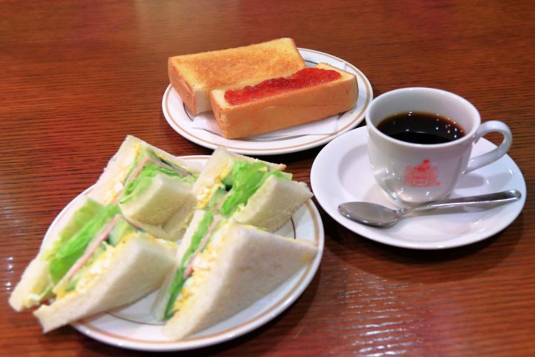 サンドウイッチなどのフードも注文後に店内で作る。