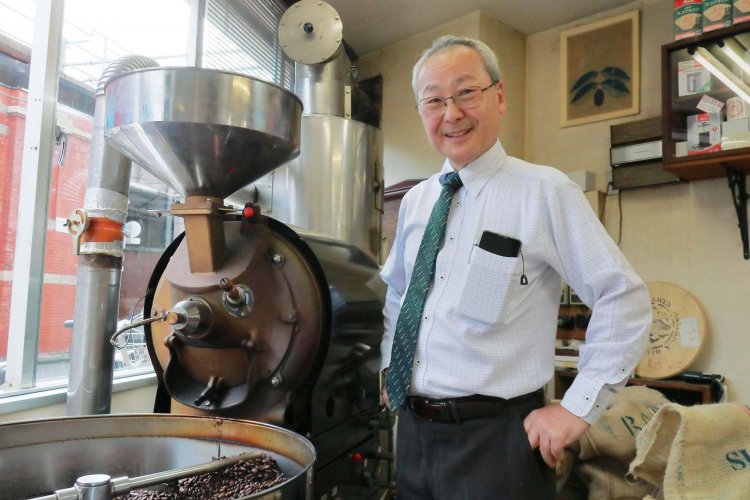 オーナーの斎藤光治さんは自家焙煎を始めて50年近くになる大ベテラン。