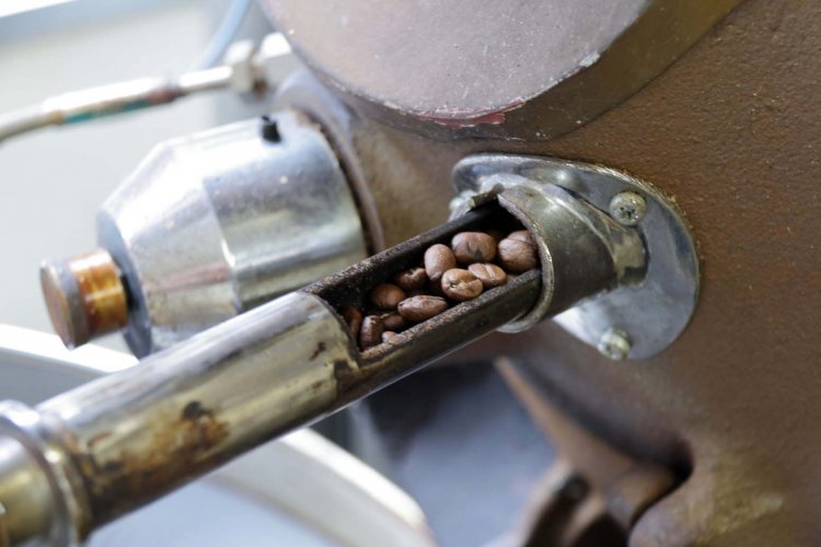 テストスプーンで焙煎窯内の豆を取り出し、色や香りから焙煎状態をチェックする。