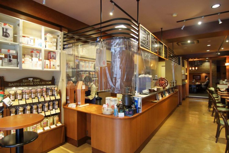 コーヒーショップ内神田店の店内。落ち着いた雰囲気で全席禁煙になっている。