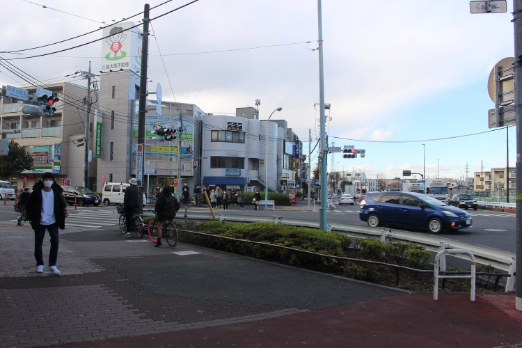 正面の青い看板が『ながみ』。駅を出て通りを渡ればすぐなのだが。