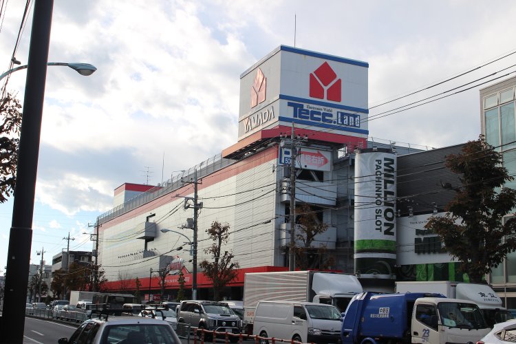 2軒隣には『ヤマダ電機』。