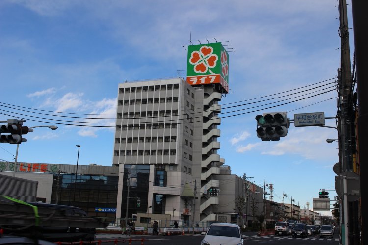 道路を挟んですぐのところに『ライフ』。住むには便利そうだが。