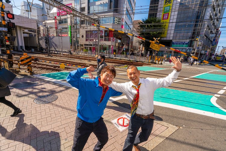 町田駅北口の踏切で。U字工事のお二人もなんど渡ったか、もうわからないほどだろう。きっと、デートでも通ったはずだ。