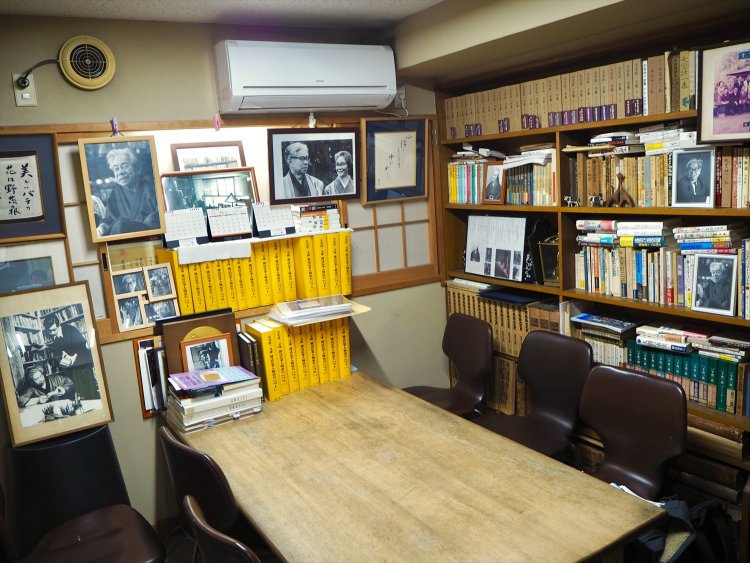 事務室内には大宅壮一の書斎を復元した一室も。