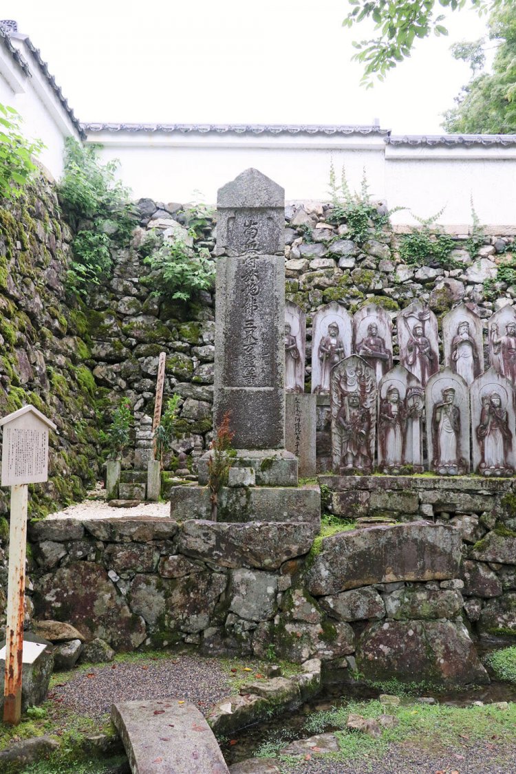 石垣の際に佇む小さな墓。