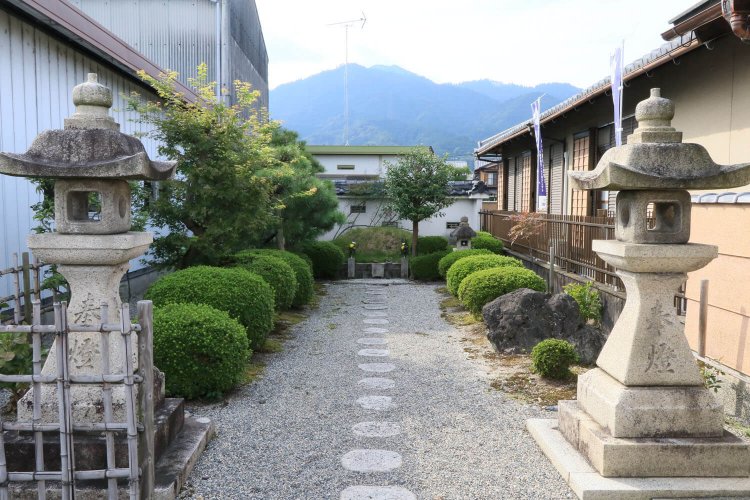 民家と製材所の隙間にひっそりと隠れている。