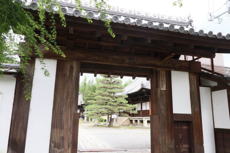 奥行きもなく、シンプルな構えの表門。