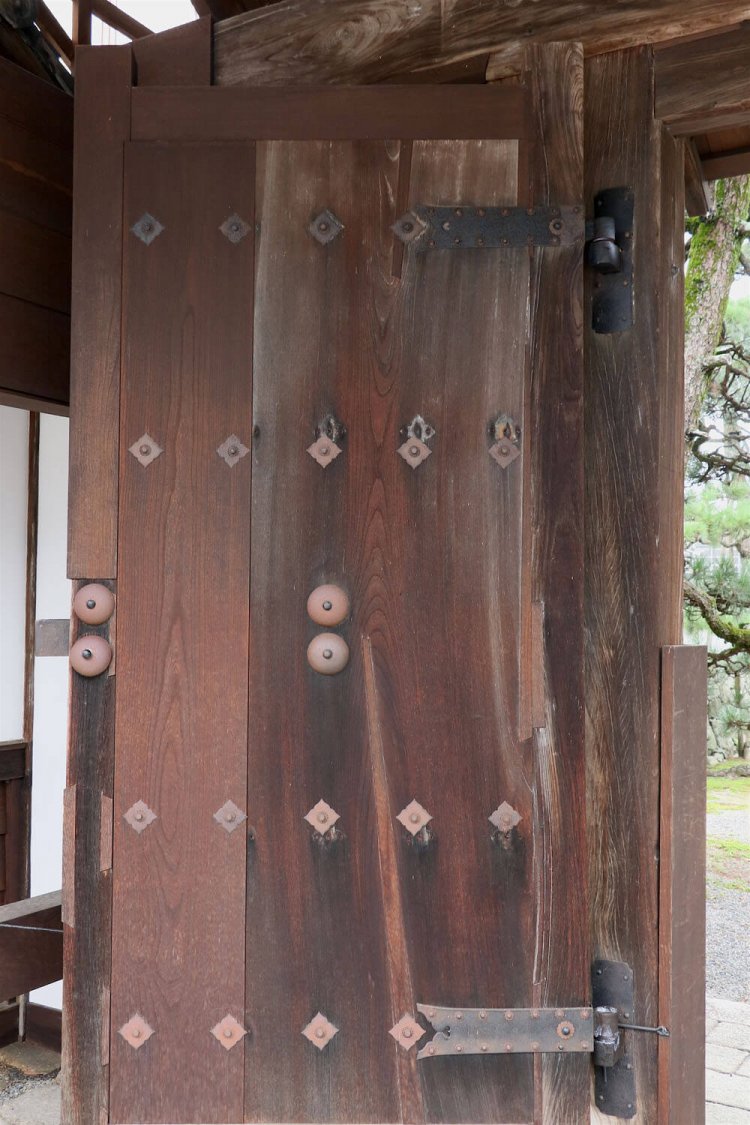 表門の門扉。よく見ると割れを埋めた跡がある。