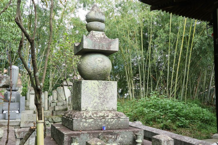 森可成（もりよしなり）の墓。