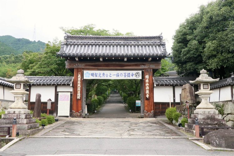 西教寺の総門。ゆるやかな坂道の参道が続く。