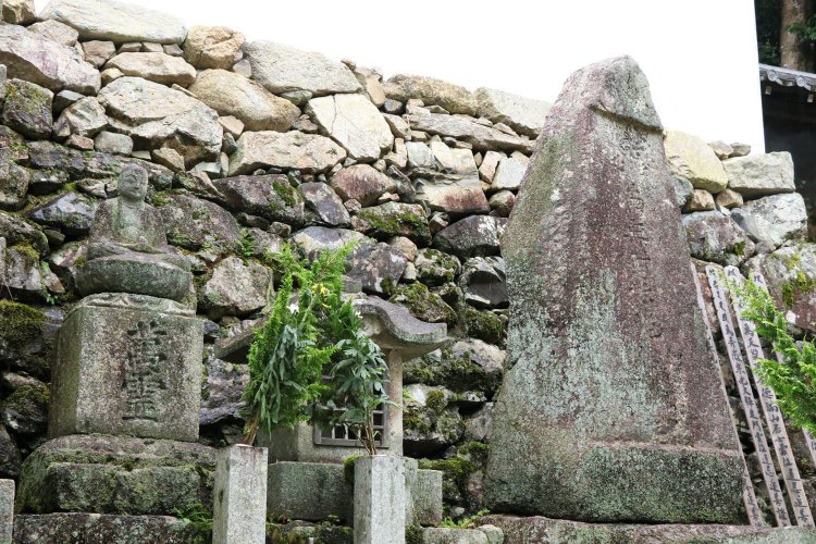 明智光秀公と一族の墓。