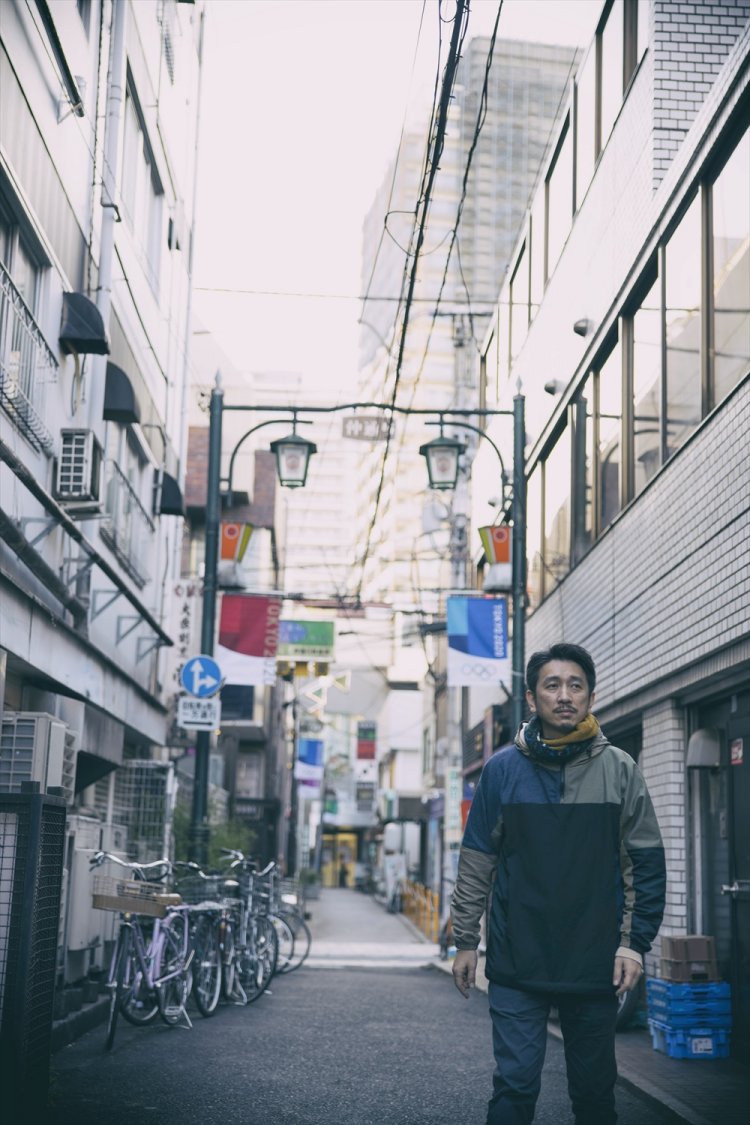 武蔵小金井駅北口側の飲み屋街を歩くと、背後には南口の高層マンションが。「僕は『武蔵小金井駅の北口側以外は小金井じゃない』くらいに思ってましたけど、もう南口の傘下に入りましたね」。