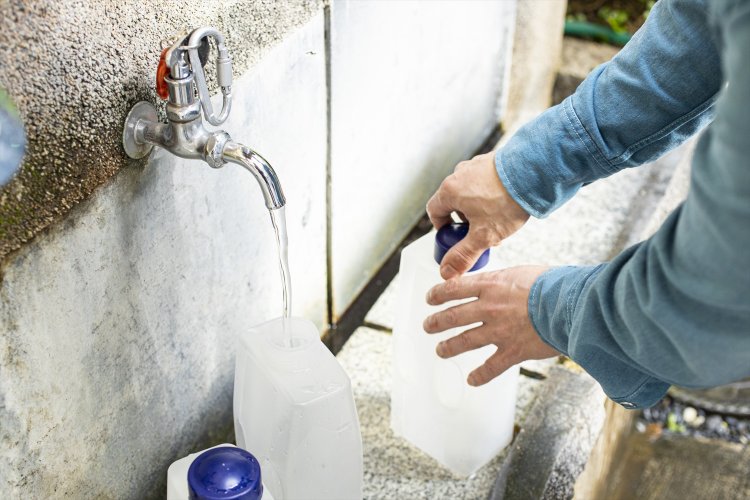 武蔵小金井駅近くの深井戸天然水「六地蔵のめぐみ黄金の水」で料理をさらにおいしく。水栓鍵（500円）を買えば誰でも利用できる。