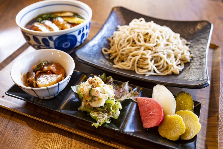 春菊やネギを使った鴨ネギつけそば。これにピクルス、里芋のサラダ、タマネギ、ナス、キュウリ、大根などの和風ラタトゥイユと、の野菜3点盛りをつけてお得なセット1100円に。
