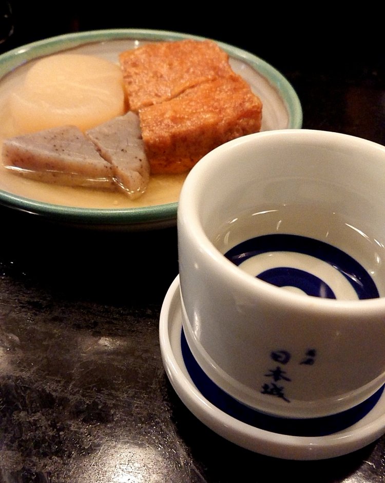 おでんと燗酒のイメージ写真