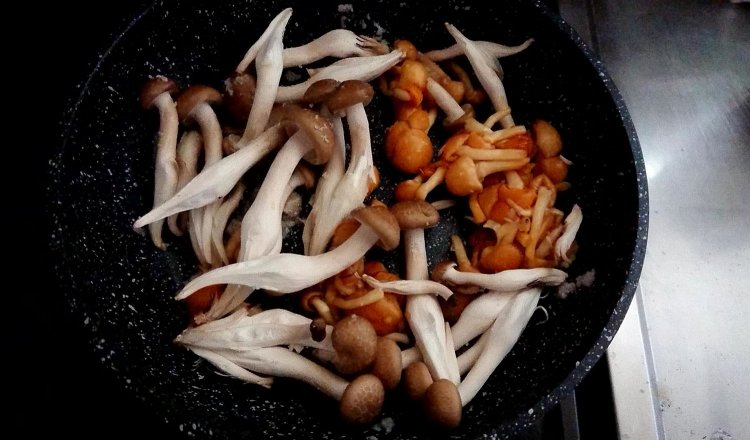 キノコを炒める