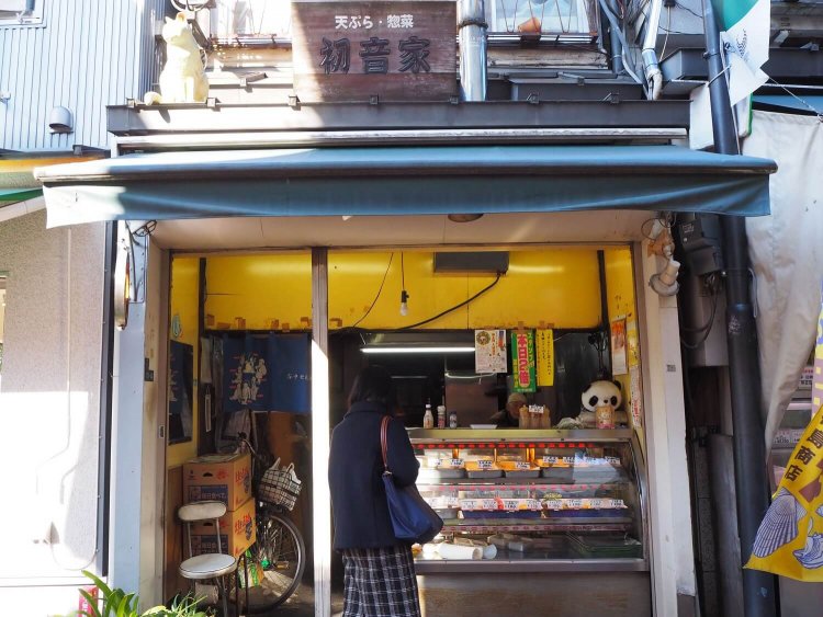 20種類近くの天ぷらが並ぶ『初音屋』。