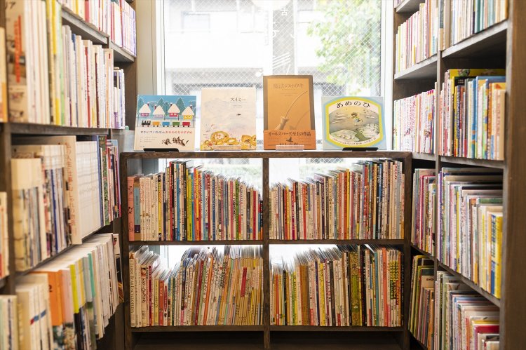 終日やわらかい光が入る絵本の棚の一角。