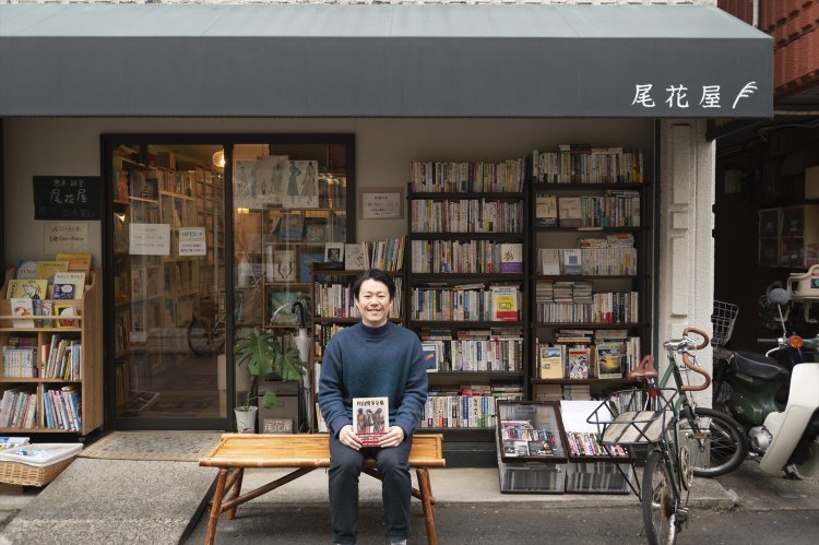 店先の縁台は地域の憩いの場。