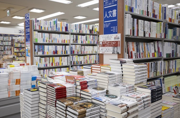 値が張る人文書が、もりもり積んである安心感。