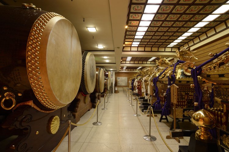 神輿渡御の先触れとして打ち鳴らされる太鼓。