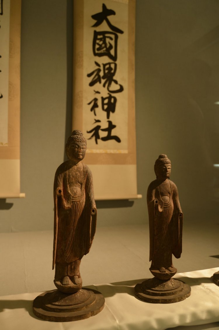 かつては神仏混淆（こんこう）だったため、宝物殿には仏像も。