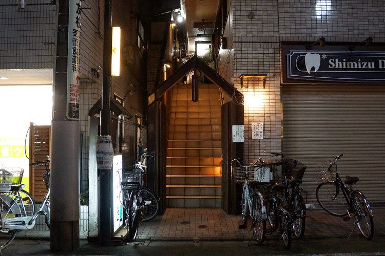 2階に上がっていけばいいんだろうけど……。