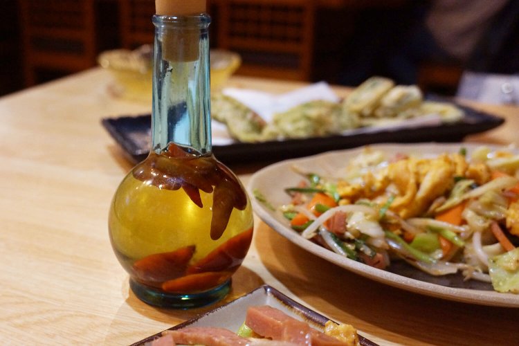 自家製のコーレーグースがまた、なんでこんなに合うんだろう！