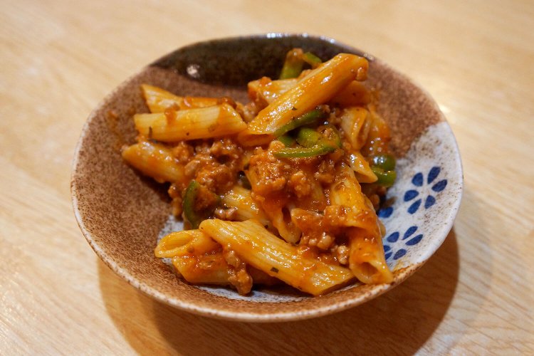 「ちょっと作ったから食べてみて」と、ミートソースペンネが出てきた。