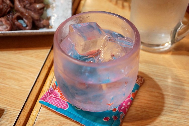 これはもう泡盛でしょう。と、残波・黒580円。