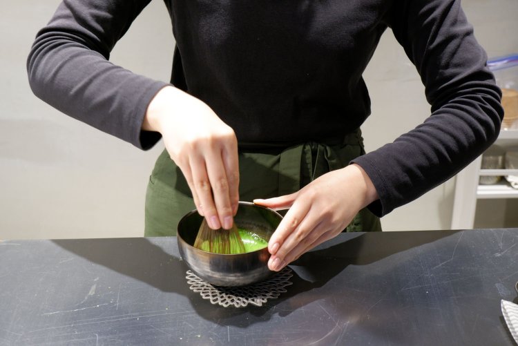 抹茶は、オーダー後に一杯ずつ点てられる。