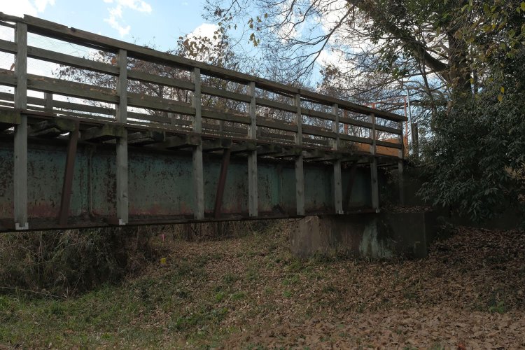 池辺用水橋梁の右側。