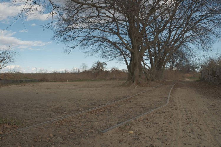 線路の一部は剥がした時に曲がったのか、不自然な曲がり方をしている。