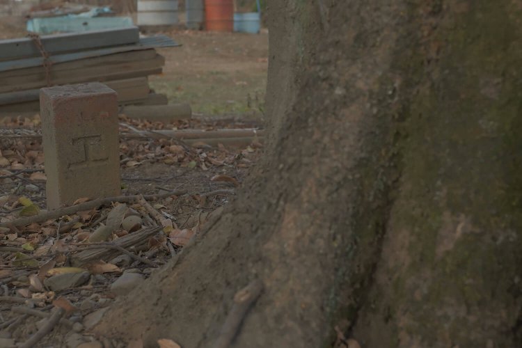 敷地境界標。「エ」の字は旧国鉄の表記だったと思うが……。