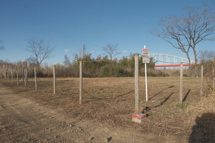 つい数年前まで、この空き地には架線柱が立っていた。西武鉄道の境界標がある。