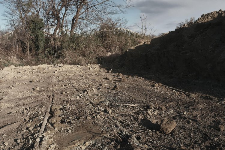 土の中から現れたレール。土と同化しかけていて、最初は判別しにくかった。