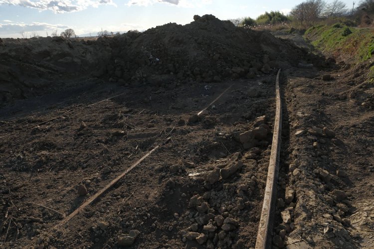 粘土質の高い土の中に埋れていく線路。