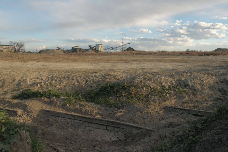 背後は西武健在の工場施設。整地された地面から顔を出すレール。この先は再び埋まる。