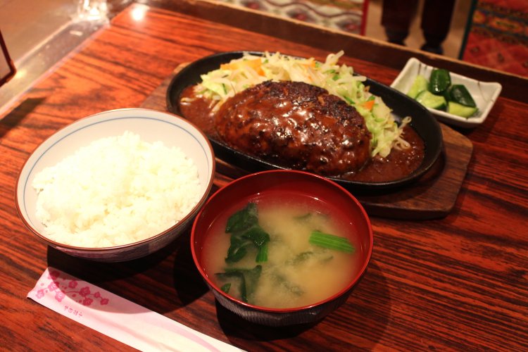 自家製ハンバーグ1000円。自家製ハンバーグには、味噌汁、ご飯、香の物がついていて、プラス200円でコーヒーか紅茶が飲める。