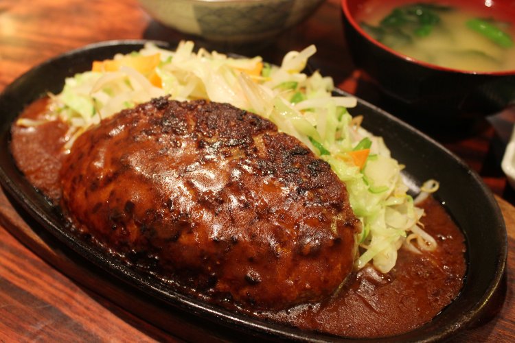 ハンバーグとデミグラスソースの最強タッグに野菜炒めが加勢してくる。