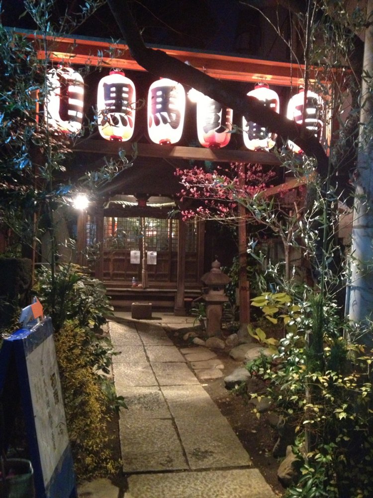 中目黒駅近くの賑わっている一角にある目黒馬頭観音。（2014年）