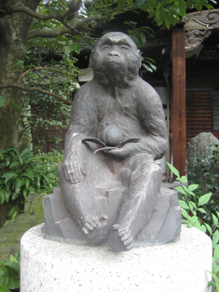 栄閑院境内にある猿の像。（2016年）