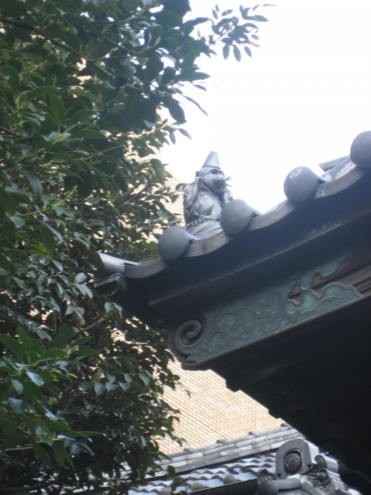 ふと屋根を見上げると隅にも猿が。（2016年）