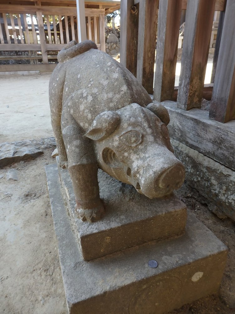 武蔵御嶽神社の狛猪。（2019年）