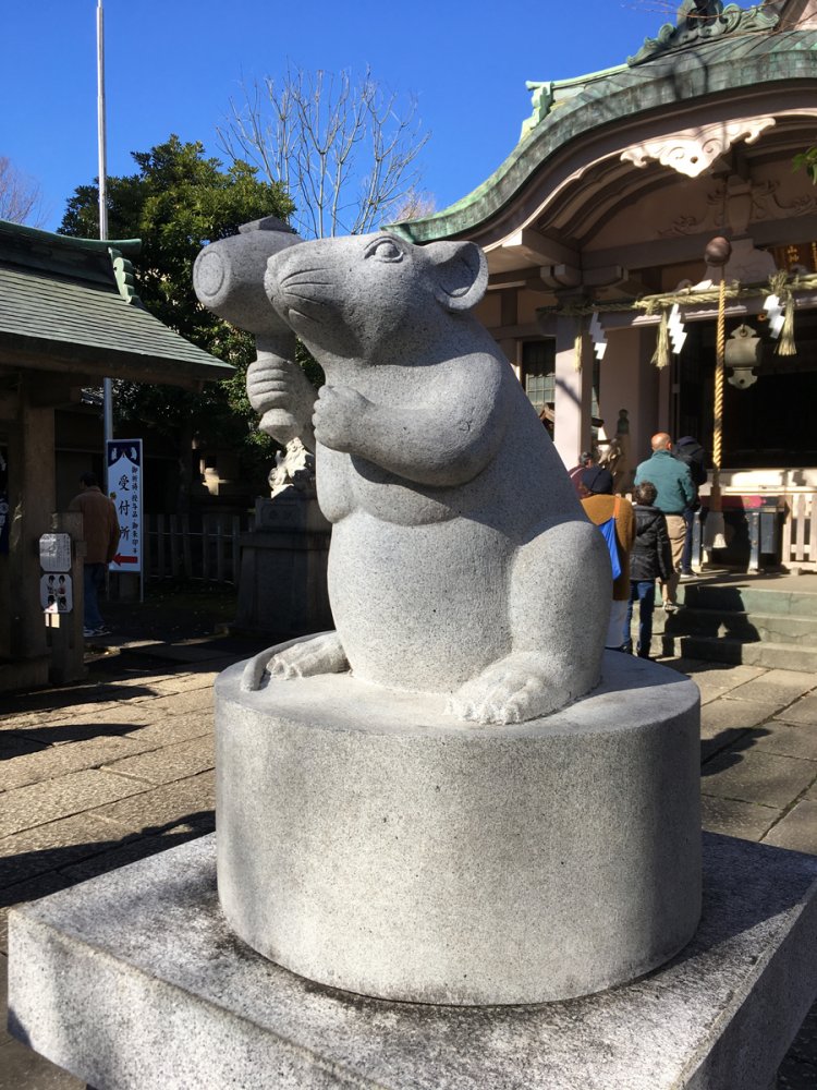 戸部杉山神社の狛ネズミ。雌雄二体がある（2020年）