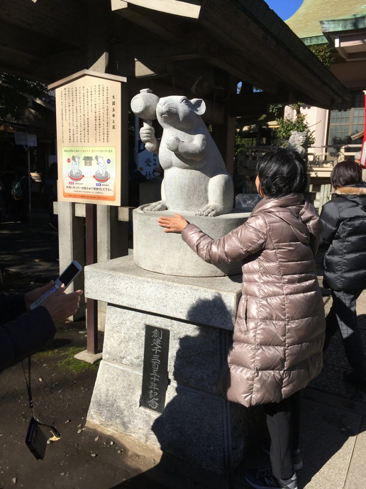願いを込めて台座を回す。（2020年）