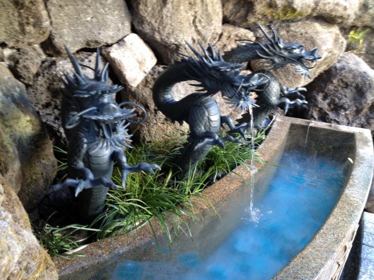 深川龍神の水鉢。（2012年）